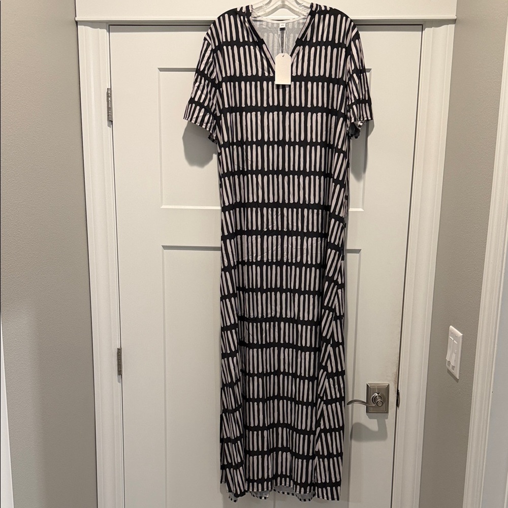 Black and Cream Patterned Short-Sleeve Maxi Dress